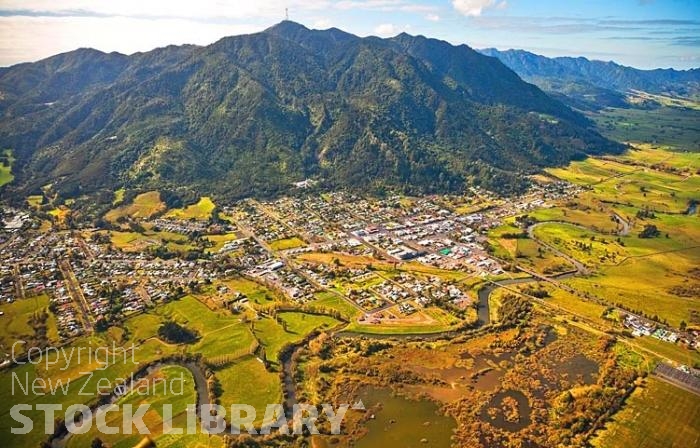 Aerial;Te Aroha;Waikato;agricultural;Mount Te Aroha;Edwardian Domain;Edwardian Domain;Cadman Bath House;Te Aroha Mineral Spas;Mokena Geyser;Soda Water Geyser;Waihou River;River;Coulter Bridge