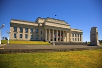 Auckland_Central;Auckland_War_Memorial_Museum;Cenotaph;Auckland_Domain;blue_sky