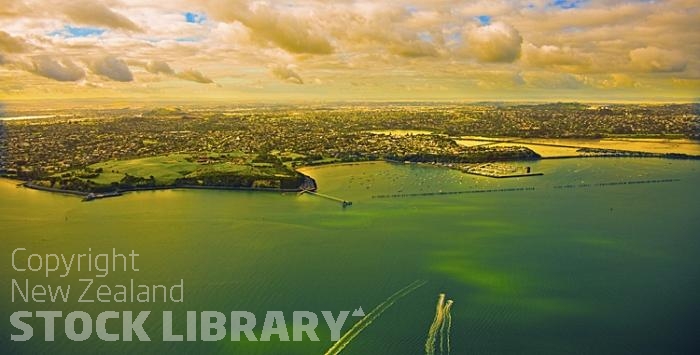 Auckland East;Auckland;Bastion Point;Tamaki Strait;crowds;sunbathers;Yachting;kayaking;Harbourfishing;fishing;boating;speed boating;blue sky;blue sea;Beach;sandy beach;homes;swimming;New Zealand photography