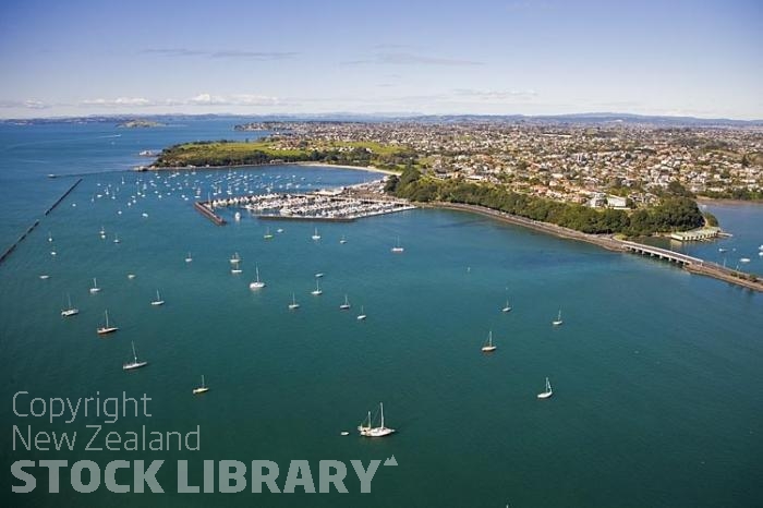 Auckland East;Auckland;Oraki Marina;Oraki;Tamaki Strait;crowds;sunbathers;Yachting;kayaking;Harbourfishing;fishing;boating;speed boating;blue sky;blue sea;Beach;sandy beach;homes;swimming;New Zealand photography