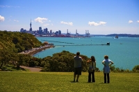 Auckland_East;Auckland;Bastion_Point;Tamaki_Strait;crowds;sunbathers;Yachting;ka