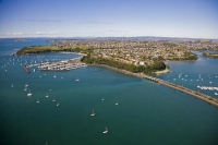 Oraki_Marina;Oraki;Auckland_East;Auckland;Tamaki_Strait;crowds;sunbathers;Yachti