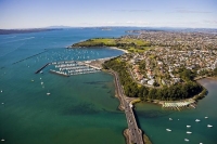 Oraki_Marina;Oraki;Auckland_East;Auckland;Tamaki_Strait;crowds;sunbathers;Yachti