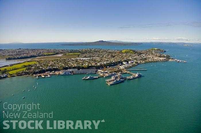 Auckland East;Auckland;Tamaki Strait;crowds;sunbathers;Yachting;kayaking;Harbourfishing;fishing;boating;speed boating;blue sky;blue sea;Beach;sandy beach;homes;swimming;New Zealand photography