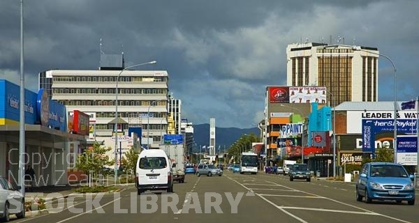 Palmerston North;Manawatu;agriculture;agricultural centre;airport;university;Manawatu River;Main St East;War Memorial Tower;War Memorial;high rise buildings