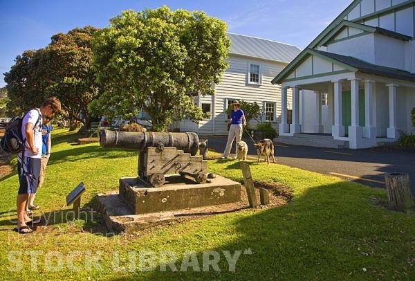 Russell;Northland;al fresco eating;out door eating;bachs;holiday homes;boating;yacht;boats;boat;The Strand;Town Hall;tourists;cannon;dogs;Pohutakawa tree