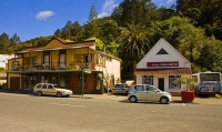 Kaeo;Northland;Kaeo_River;Main_St_Chemist;villa;deck;balcony;palm;bush