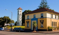 Waverley;Taranaki;cafes;sculptures;post_office;shops;clock_tower;War_Memorial;ol