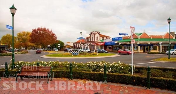 Cambridge;War Memorial Tower;War Memorial clock Tower;Neo Classical building;Neo Classical buildings;District Council Building;cafes;bridge;church;Waikato River;Horses;horse racing