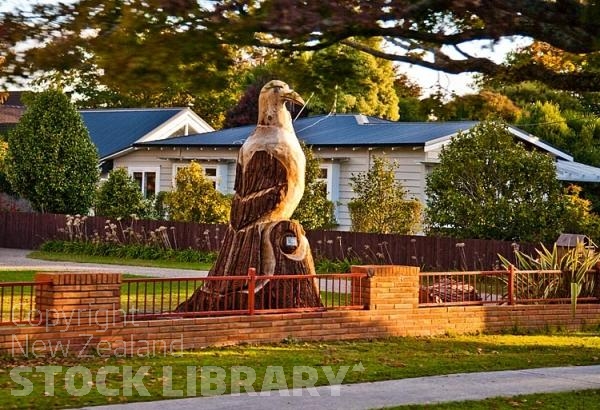 Cambridge;War Memorial Tower;War Memorial clock Tower;Neo Classical building;Neo Classical buildings;District Council Building;cafes;bridge;church;Waikato River;Horses;horse racing;sculpture;suburban sculpture