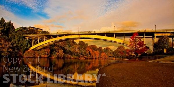 Hamilton;Waikato River;industrial buildings;suburburban;Waikato Hospital;hamilton Hospital;cafes;restaurants;bridge;Museum;Victoria Bridge;Gardens;Hamilton Gardens;church;kayak;waka;theatre;bridges;law courts;sculptures