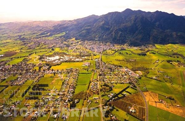 Aerial;Te Aroha;Waikato;agricultural;Mount Te Aroha;Edwardian Domain;Edwardian Domain;Cadman Bath House;Te Aroha Mineral Spas;Mokena Geyser;Soda Water Geyser;Waihou River;River;Coulter Bridge