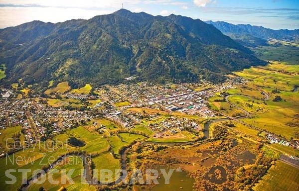 Aerial;Te Aroha;Waikato;agricultural;Mount Te Aroha;Edwardian Domain;Edwardian Domain;Cadman Bath House;Te Aroha Mineral Spas;Mokena Geyser;Soda Water Geyser;Waihou River;River;Coulter Bridge