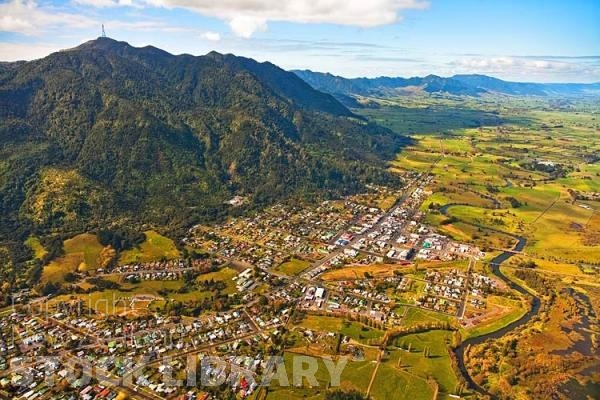 Aerial;Te Aroha;Waikato;agricultural;Mount Te Aroha;Edwardian Domain;Edwardian Domain;Cadman Bath House;Te Aroha Mineral Spas;Mokena Geyser;Soda Water Geyser;Waihou River;River;Coulter Bridge