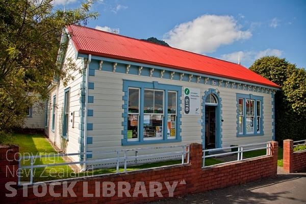 Te Aroha;Waikato;agricultural;Mount Te Aroha;Edwardian Domain;Edwardian Domain;Cadman Bath House;Te Aroha Mineral Spas;Mokena Geyser;Soda Water Geyser;Waihou River;River;Coulter Bridge;I Site