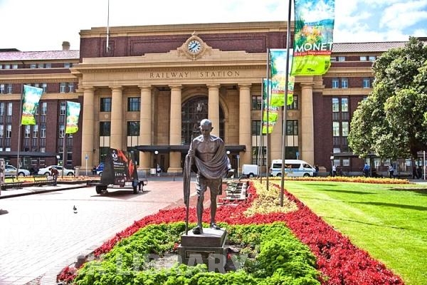 Wellington;Beehive;parliament;down town;highrise;airport;bays;marina;docks;harbour;ferries;port;clear water;cranes;cafes;restaurants;motorway;traffic;boats;planes;aircraft;helicopters;Railway Station;Gandi;statue