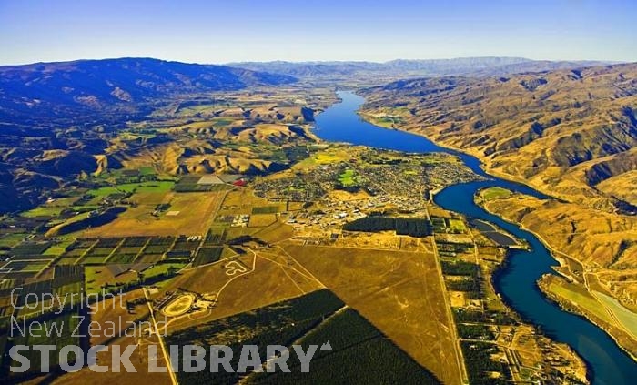 Aerial;Cromwell & Lake Dunstan;Otago;Heritage Museum;churches;church;Clutha river;fruit growing;race track;airfield;Kawarau River