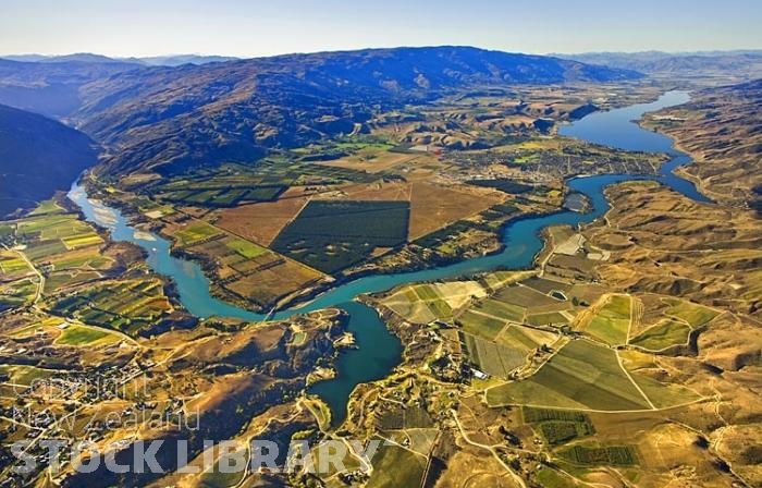 Kawarau River;Kawarau Gorge;Otago;bungy bridge;bluffs;cliffs;Bungy jumping;vineyards;roaring meg;hydro electricity;hydro generated electricity;autumn colour;fall colors;Bannockburn;Kawarau River;Cromwell