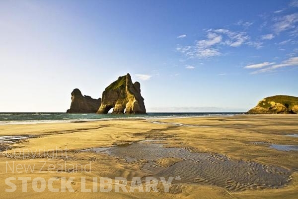 Farewell Spit;Golden Bay;Wharariki Beach;hills;rivers;Road;bush;native forrest;golden sands;sand dunes;scrub;blue sky;blue sea;dune grass;bluffs;cliffs;rocks;caves;arches;islands;sandy beaches;rock arches