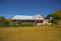 Fyffe_House;Kaikoura;Kaikoura_Peninsula;seaward_Kaikoura_Range;green_fields;padd