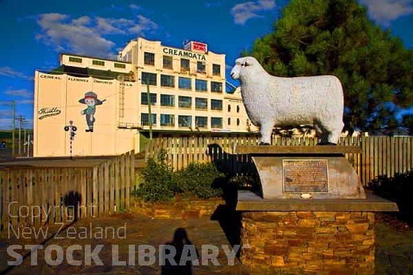 Gore;Southland;hills;rivers;Road;state highway1;Dairy farm;dairy farming;green fields;green paddocks;River;Mataura river;sheep farming;bridge;Monument to Sheep;romney;statue;Sheep;creamoata;flemmings Factory