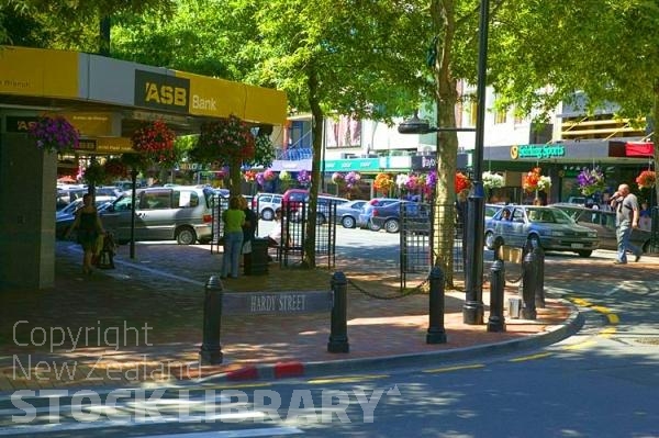 Nelson;Tasman Bay;Trafalgar St;hanging baskets;pedestrians;traffic