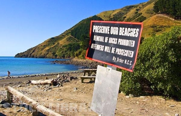 Cable Bay;Peppin Island;Tasman Bay;sand dunes;sandy beaches;rocky shorelines;beach;beach front;bluffs;cliffs;boating;bush;native forrest;golden sands;preserve beaches sign;preserve;beaches;sign