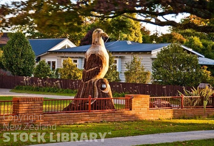 Cambridge;War Memorial Tower;War Memorial clock Tower;Neo Classical building;Neo Classical buildings;District Council Building;cafes;bridge;church;Waikato River;Horses;horse racing;sculpture;suburban sculpture