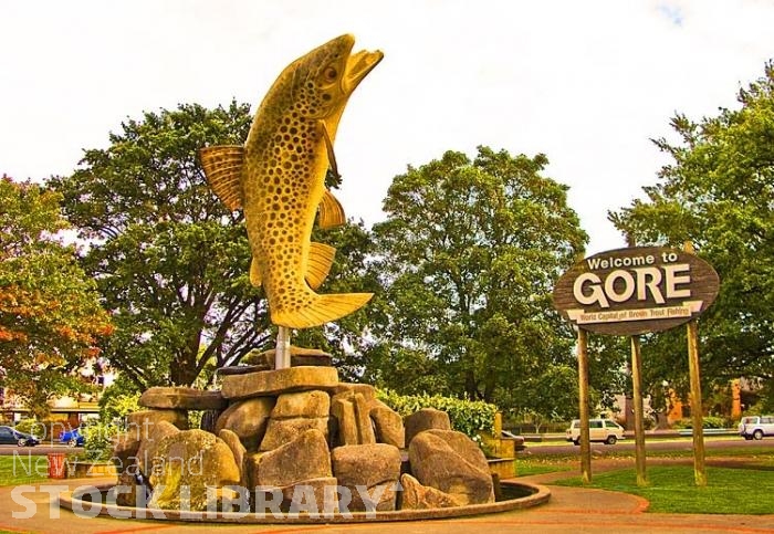 Gore;Southland;hills;rivers;Road;state highway1;Dairy farm;dairy farming;green fields;green paddocks;River;Mataura river;sheep farming;bridge;Trout Monument;Trout;Monument